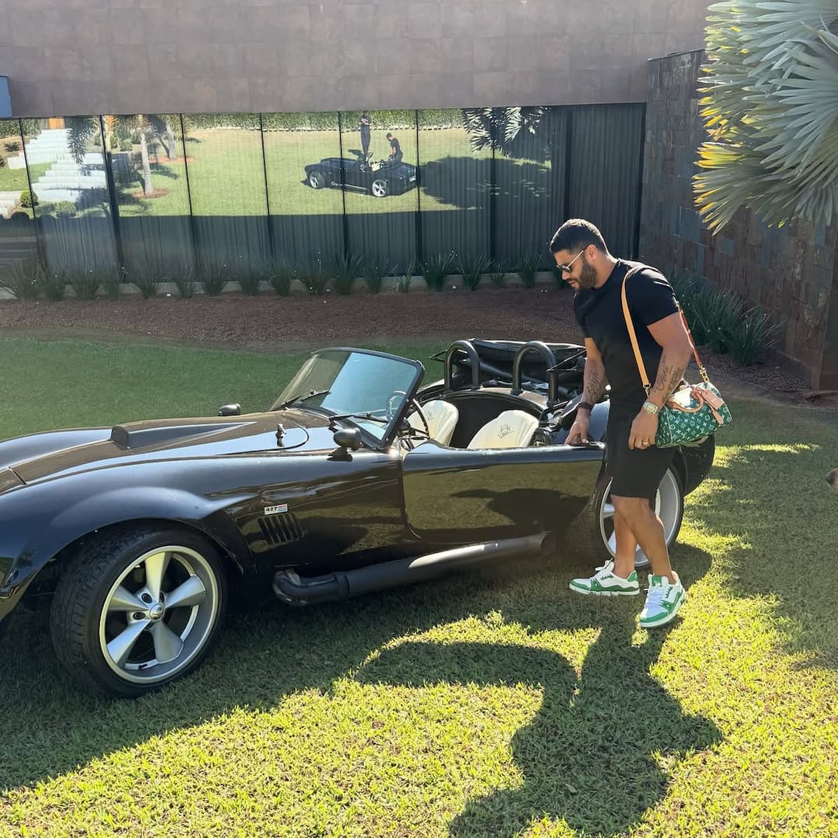 Hulk exibe Shelby Cobra customizado de R$ 250 mil com motor V8