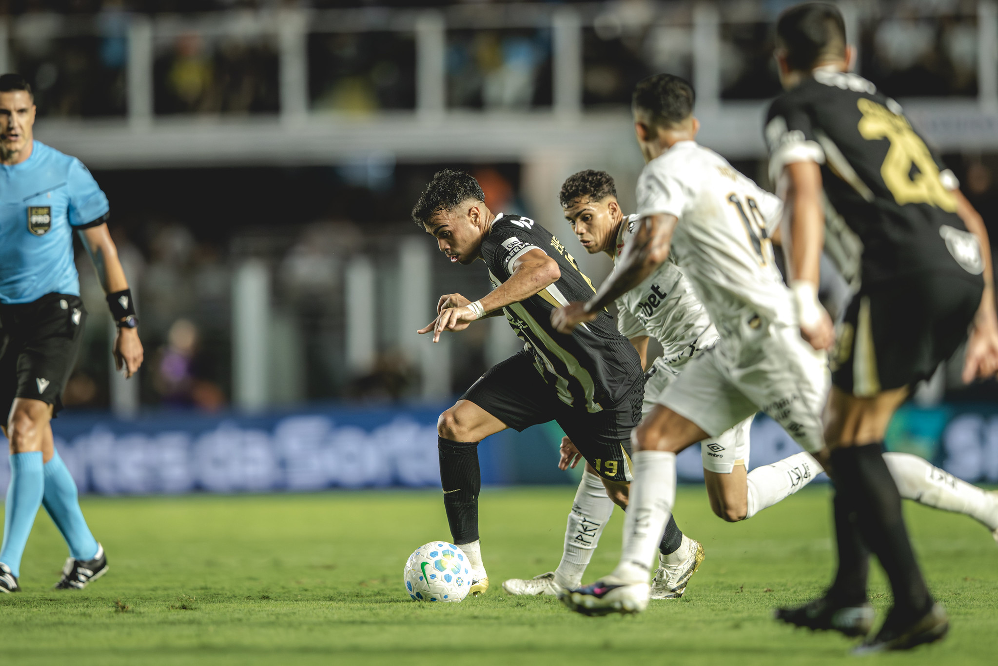 Atlético perde para o Santos e chega a quinta derrota em seis jogos como visitante no Brasileirão