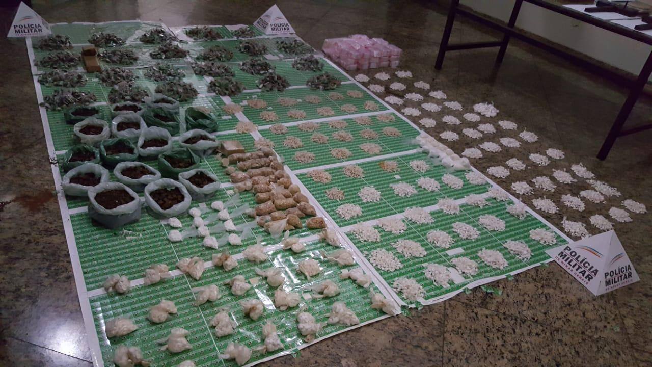 Polícia Militar encontra drogas enterradas em tambor em Betim