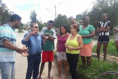 O prefeito de Betim, Vittorio Medioli, está acompanhando as ações do mutirão da limpeza e conversando com os moradores