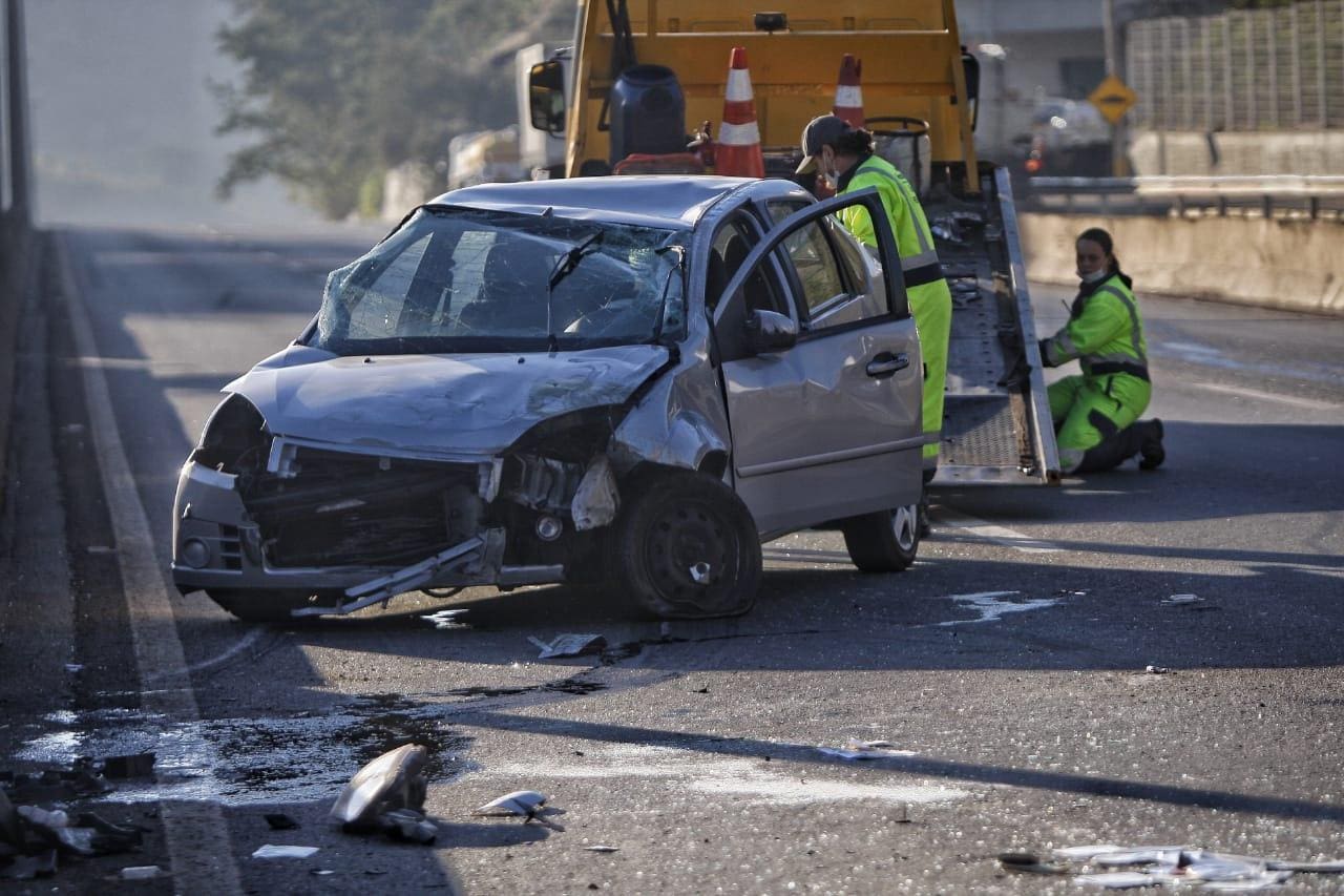 Acidente na BR-381 interdita o trânsito em Betim
