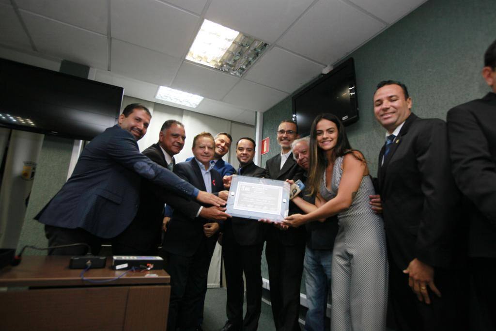 Além da Mesa Diretora, solenidade teve a presença do prefeito Vittorio Medioli, Léo Contador e Eduardo Costas
