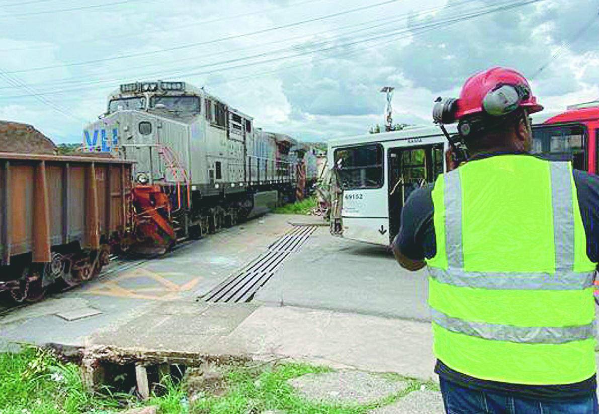 Linha férrea. Nesta terça-feira (19), ônibus foi atingido por trem; Prefeitura quer limitar circulação ao período das 22h às 6h até mês que vem