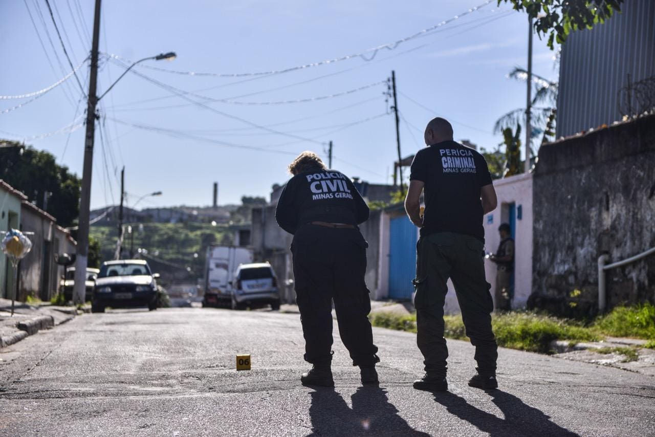 Com os disparos, participantes da festa correram e se esconderam em ruas próximas ao endereço do baile