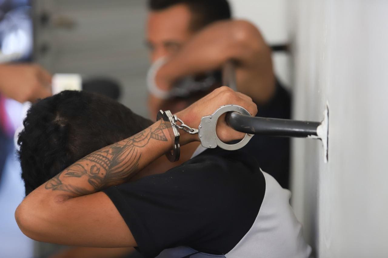 Suspeitos tentaram fugir da abordagem policial, mas acabaram sendo presos