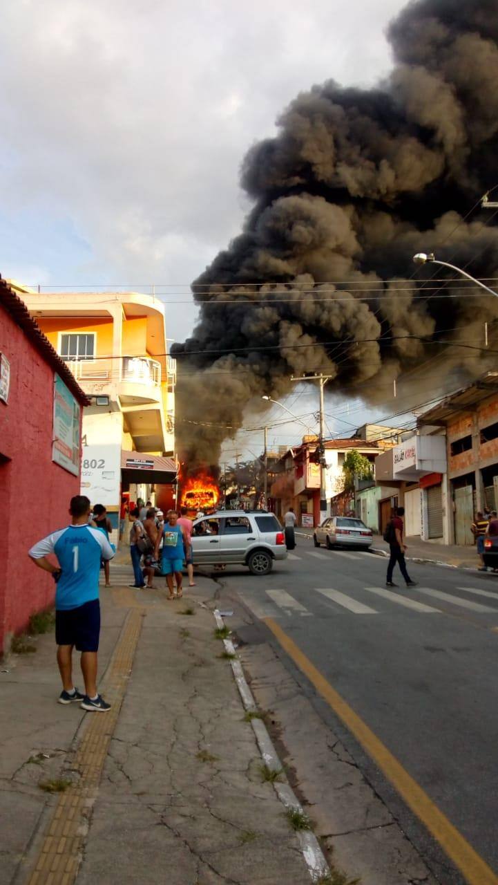Ônibus pega fogo e atinge farmácia e prédio em Betim