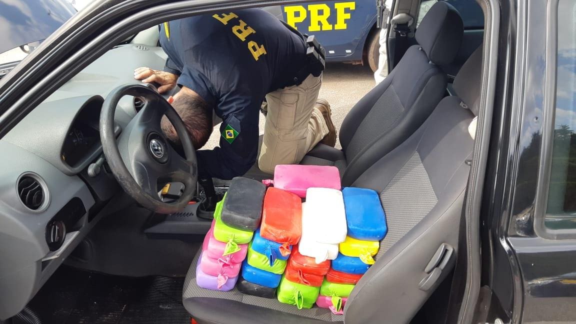 Além de estar oculta sob os balões, a droga ainda estava escondida em um painel secreto do carro