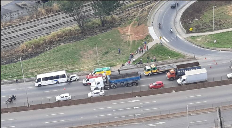 Há três quilômetros de congestionamento