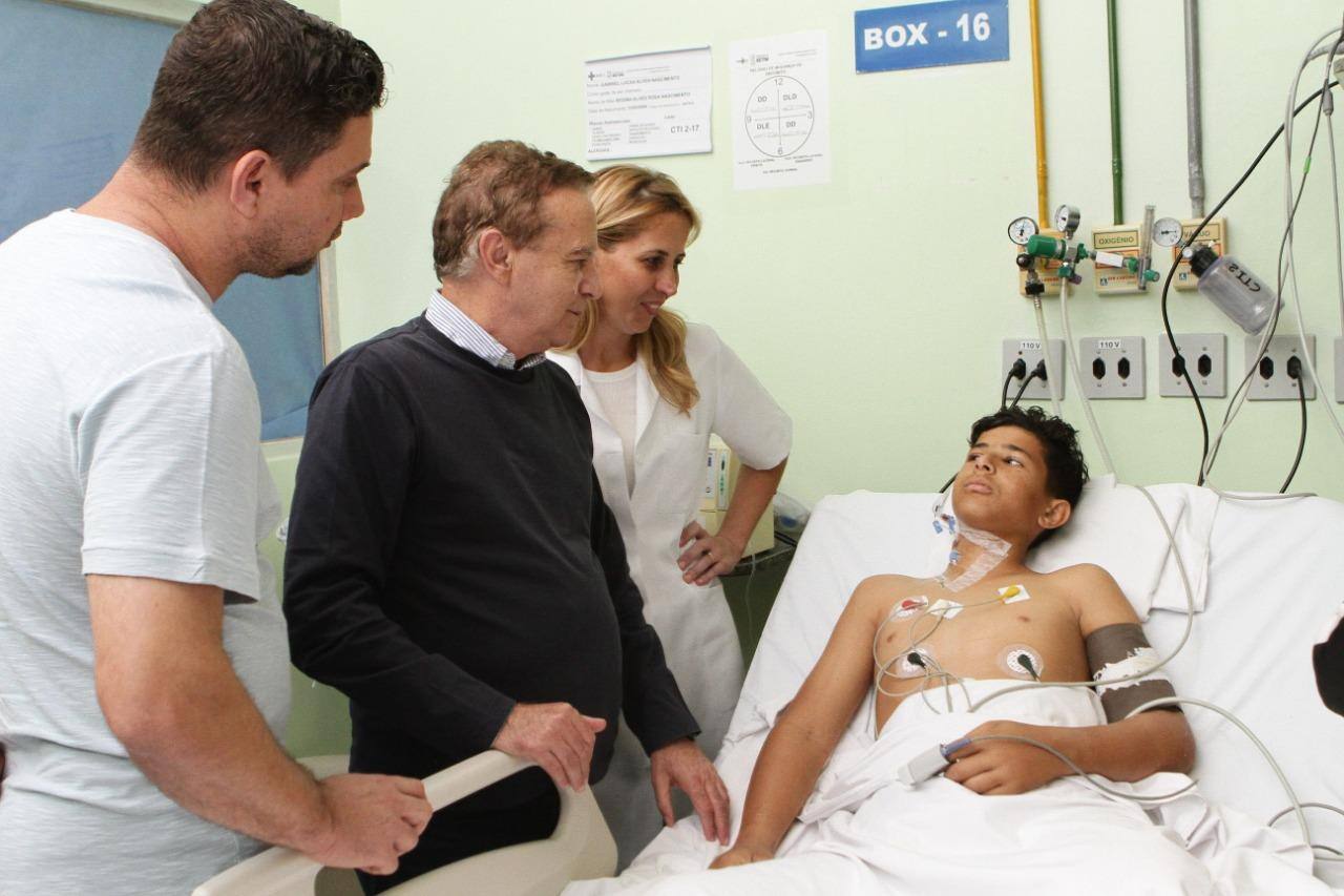 O prefeito de Betim Vittorio Medioli disse ao menino garoto que vai doar uma prótese a ele