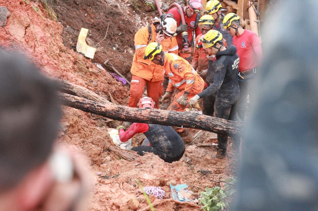 Bombeiros trabalham para resgatar corpo