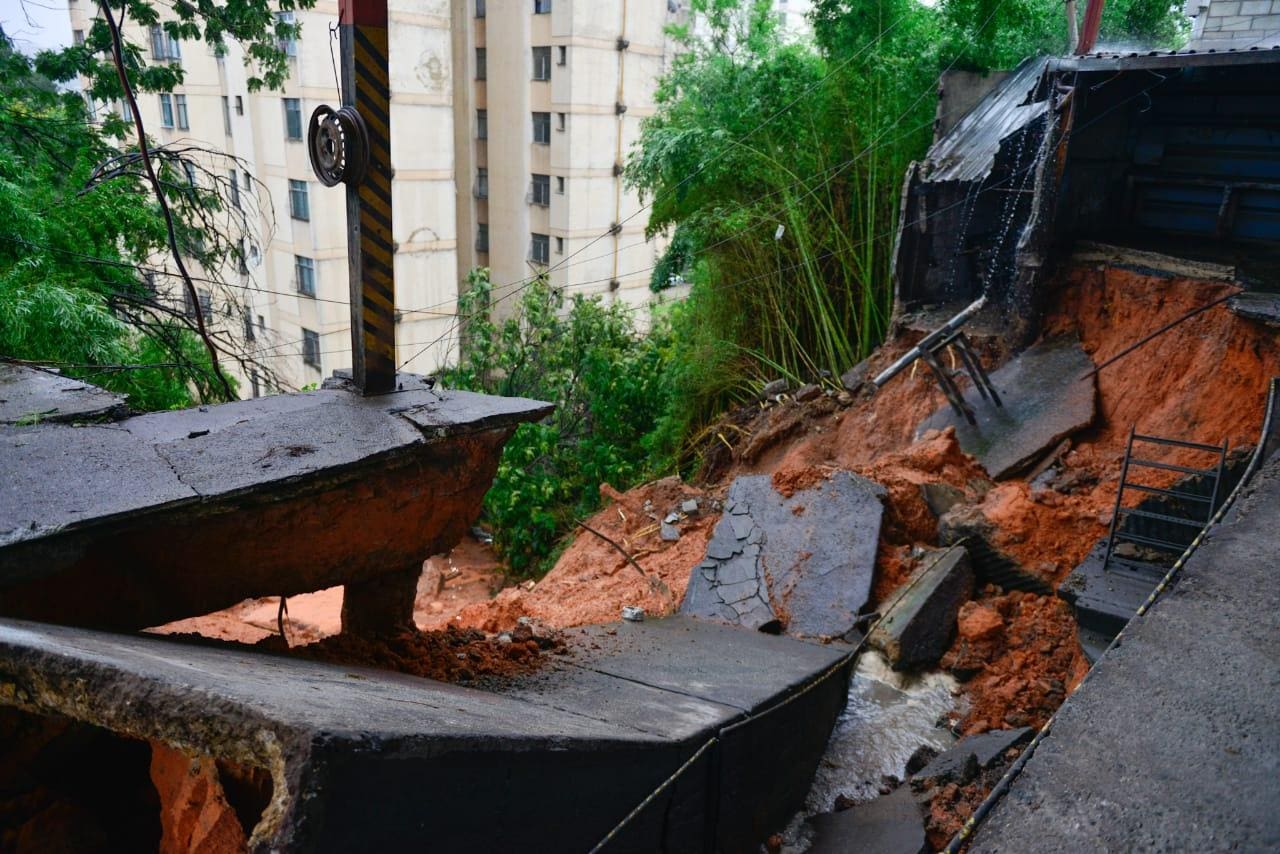 Desabamento no bairro Novo Amazonas, em Betim