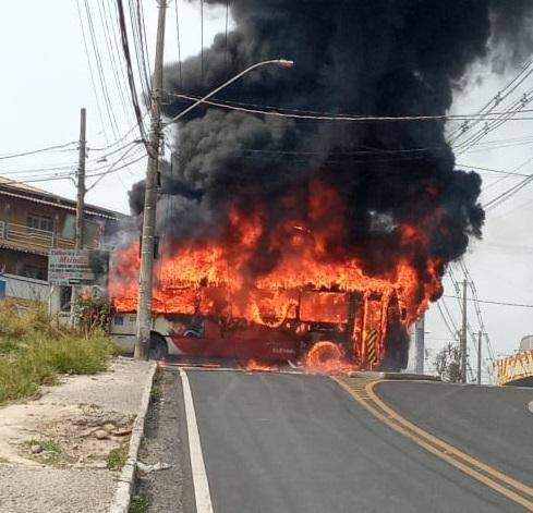 Ônibus ficou completamente destruído pelas chamas