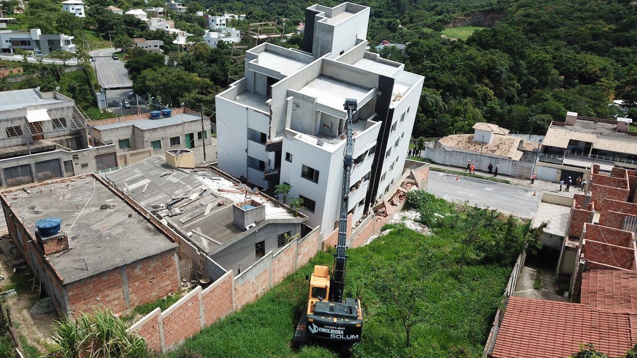 Prédio que tombou em Betim começa a ser demolido