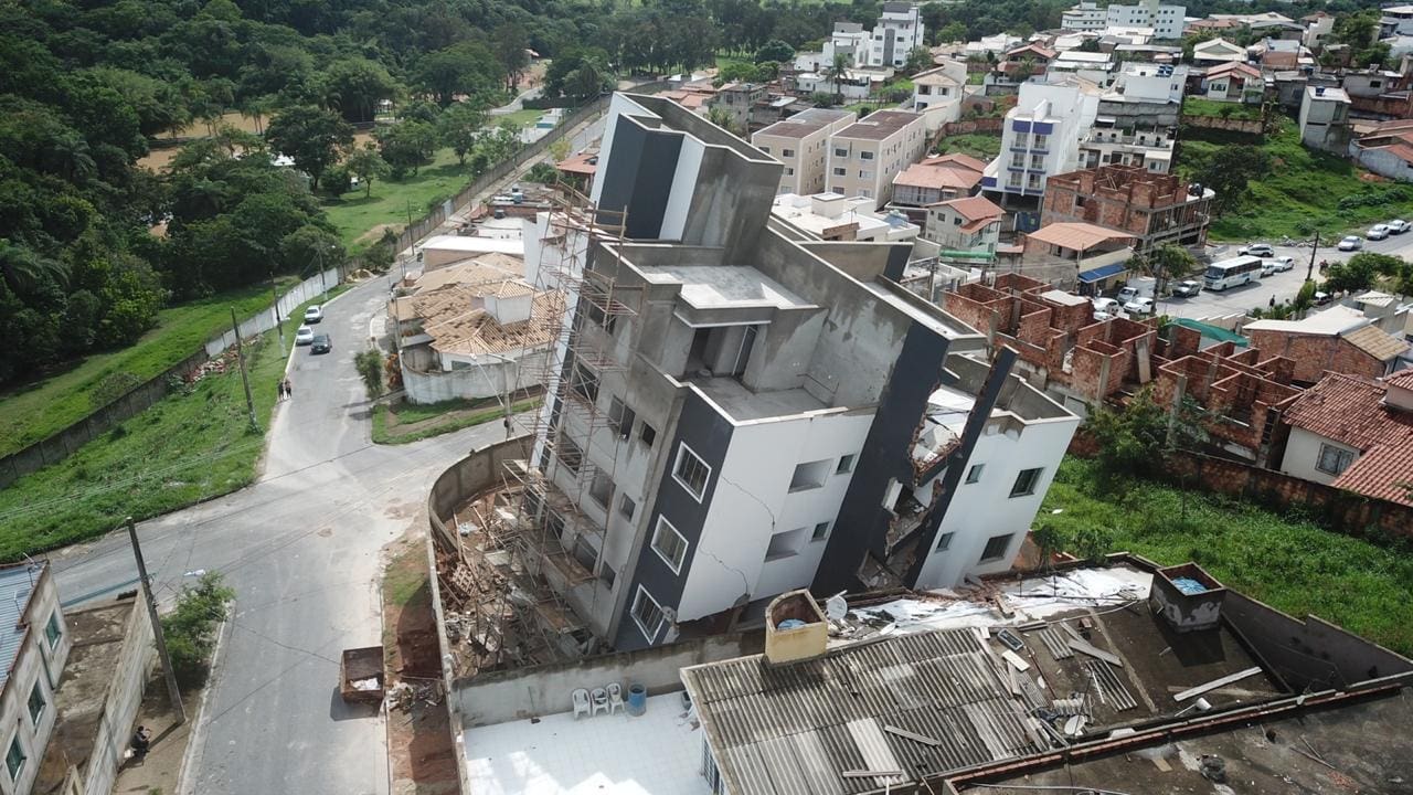 Foto aérea mostra a situação do prédio, que está com iminência de cair