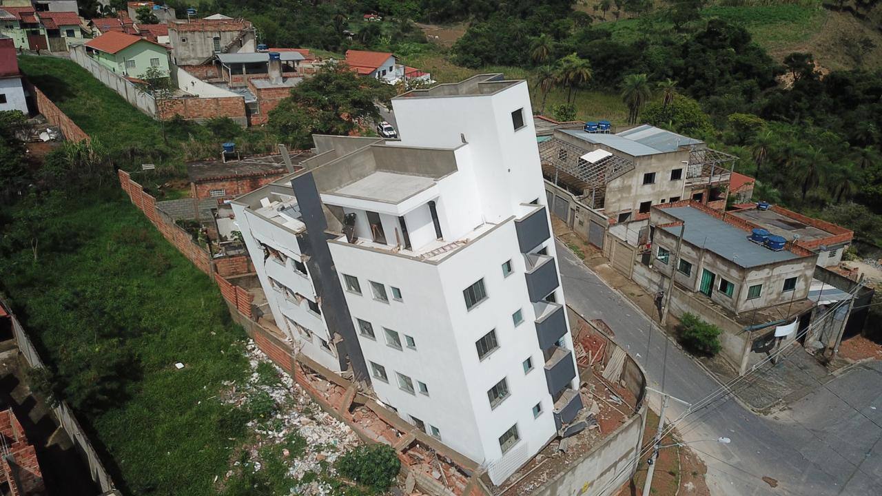 Construtora responsável pelo prédio não havia sido notificada até a manhã deste sábado (21)