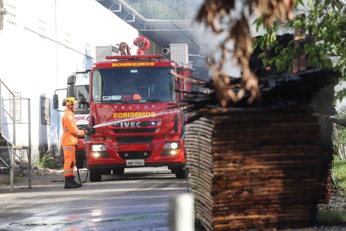Bombeiros combatem incêndio em fábrica de colchões