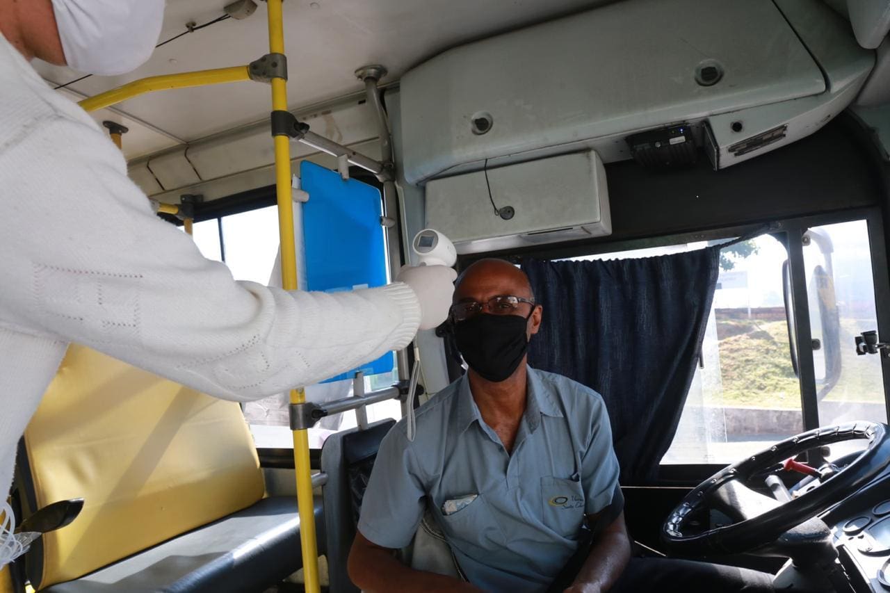 Equipes da prefeitura vão aferir temperatura de motoristas abordados em blitz sanitária