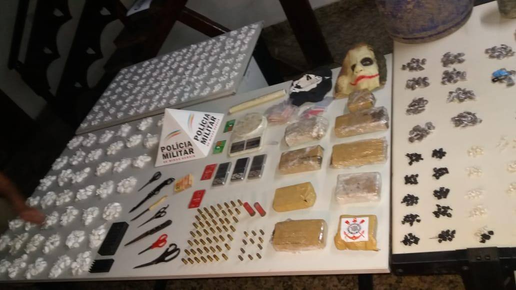 Cão farejador da Polícia Militar encontrou drogas, dinheiro, máscaras, tesouras, munições e balanças de precisão no lote