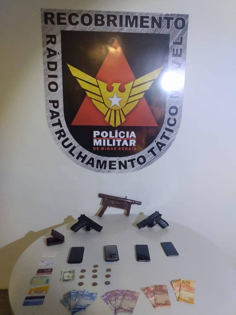 Material recuperado com os criminosos e armas de fogo apreendidas