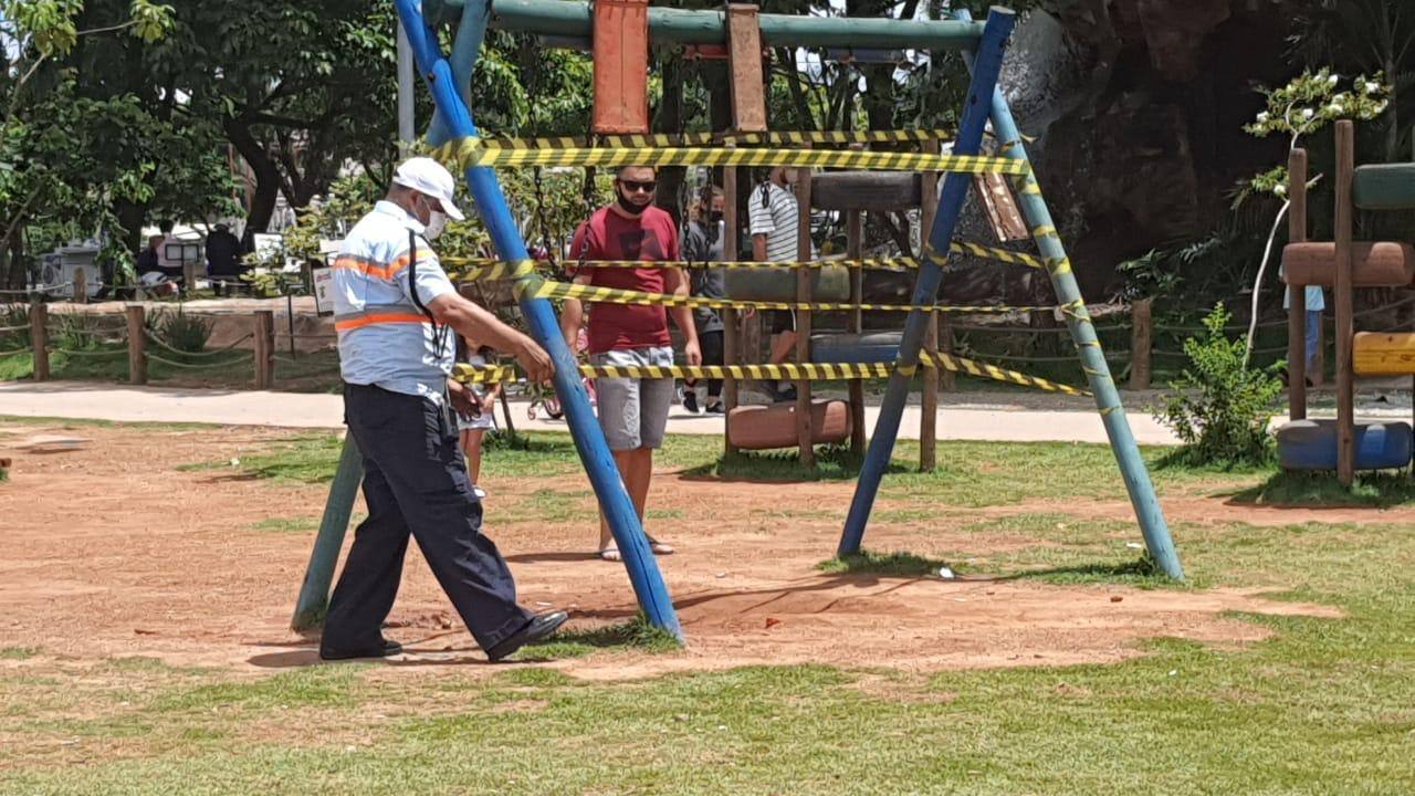 Na região Central de Betim, a Praça do Encontro, local conhecido por grande fluxo de pessoas fazendo atividades físicas e entretenimento de famílias, foi completamente isolada