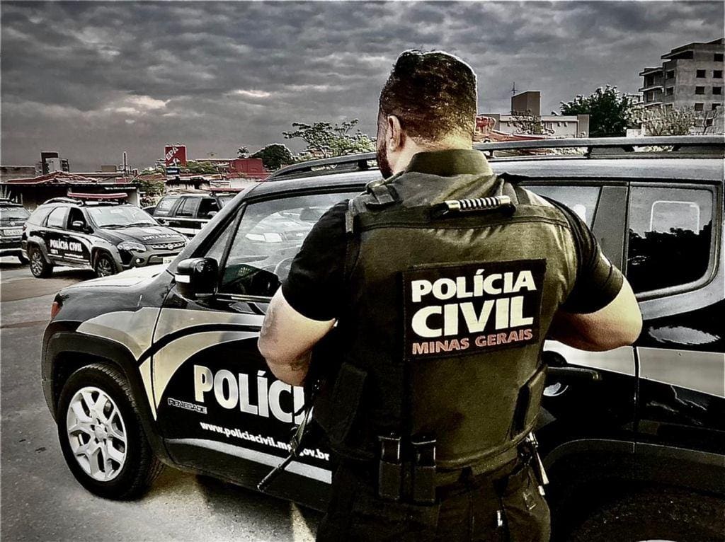 De acordo com a Polícia Civil, os três homens presos e o menor detido fazem parte da "Gangue do Mutirão", em Betim, na região metropolitana. Outros três integrantes da organização criminosa ainda estão foragidos