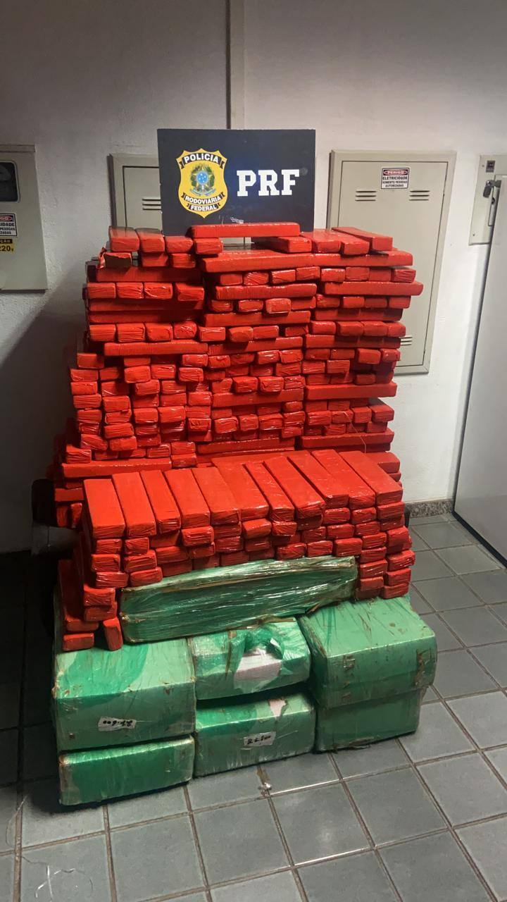 Droga foi apreendida dentro de carro