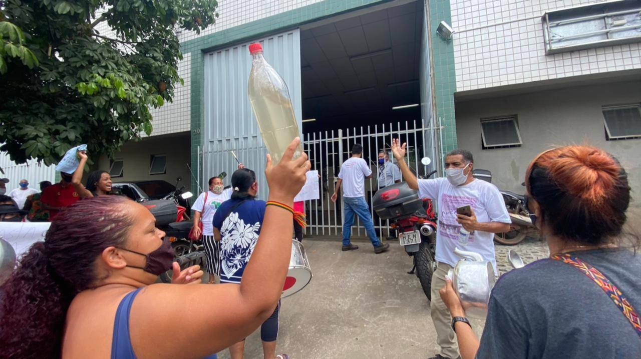 Moradores do Citrolândia, em Betim, fizeram protesto ontem contra a Copasa depois de ficarem dias sem água