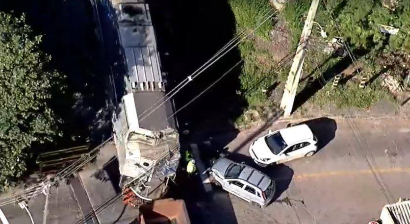 Acidente ocorreu em cruzamento com a linha férrea