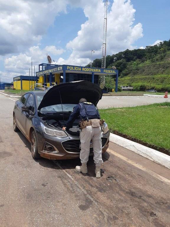 Grupo é preso com três armas em carro alugado não devolvido, em Betim