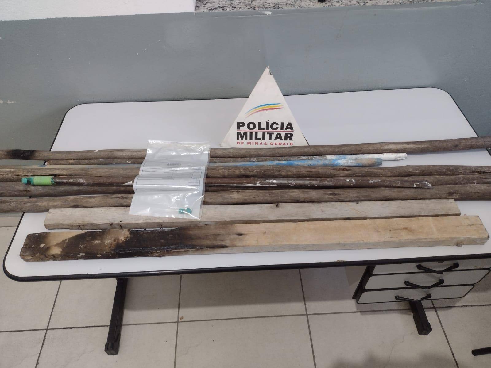 PM apreende porretes com pregos na sede da Máfia Azul de Betim