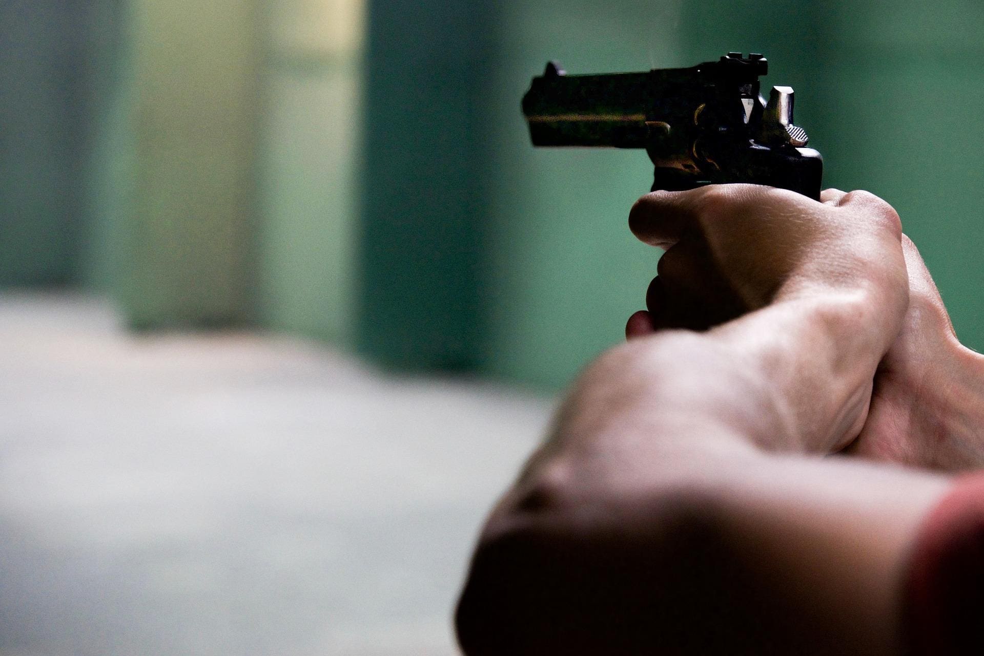 Homem comete quatro roubos em 20 minutos durante 'saidinha' da cadeia, em minas