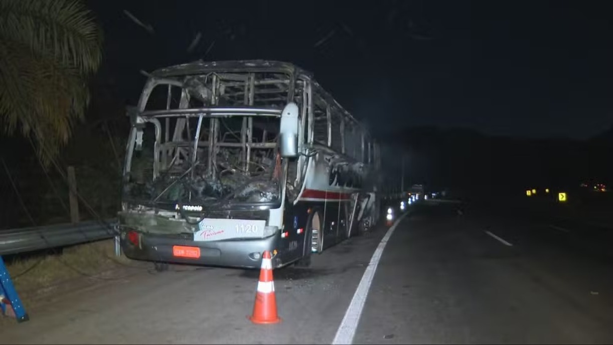 Ônibus com torcedores do Cruzeiro pega fogo na BR-040