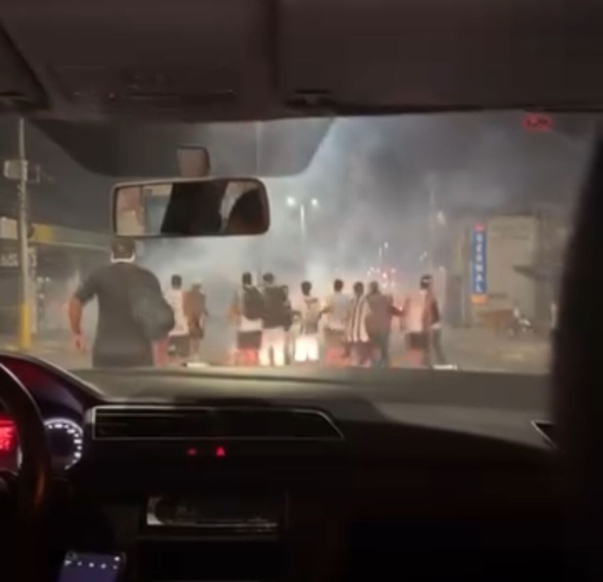 Vídeo: Confronto entre Galoucura e Máfia Azul deixa nove feridos após o clássico