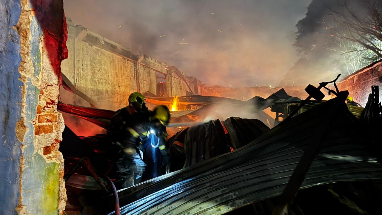 Incêndio de grandes proporções destrói galpão no Calafate