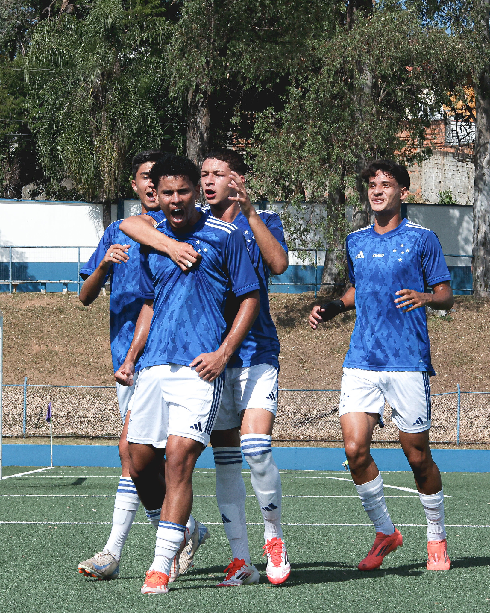 Cruzeiro Sub-20 vence Internacional e volta ao G8 do Brasileiro