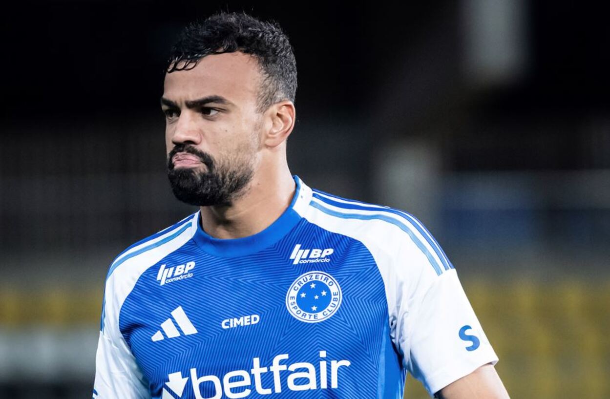 Fabrício Bruno critica gramado de estádio ao comentar vitória do Cruzeiro: 'más condições'