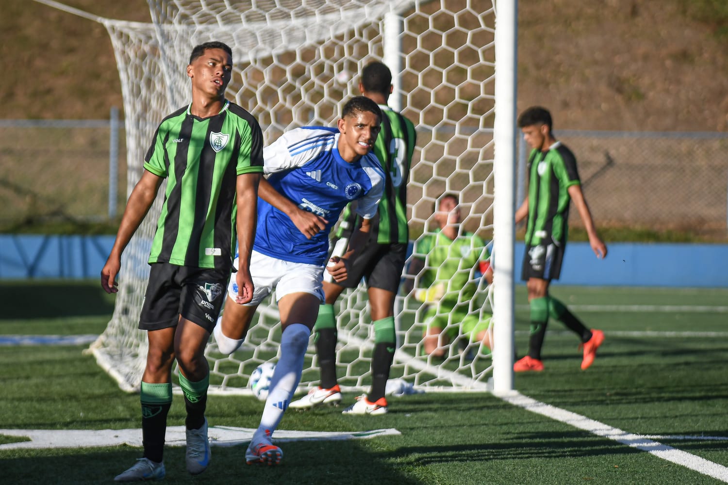Cruzeiro enfrenta o líder Fortaleza em busca da quarta vitória seguida no Brasileiro Sub-17 