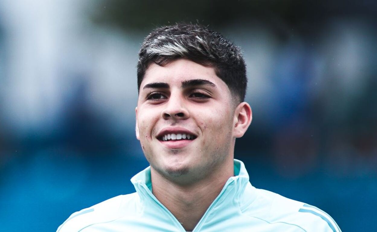 Baptistella treina com time principal do Cruzeiro e empresário se reúne na Toca