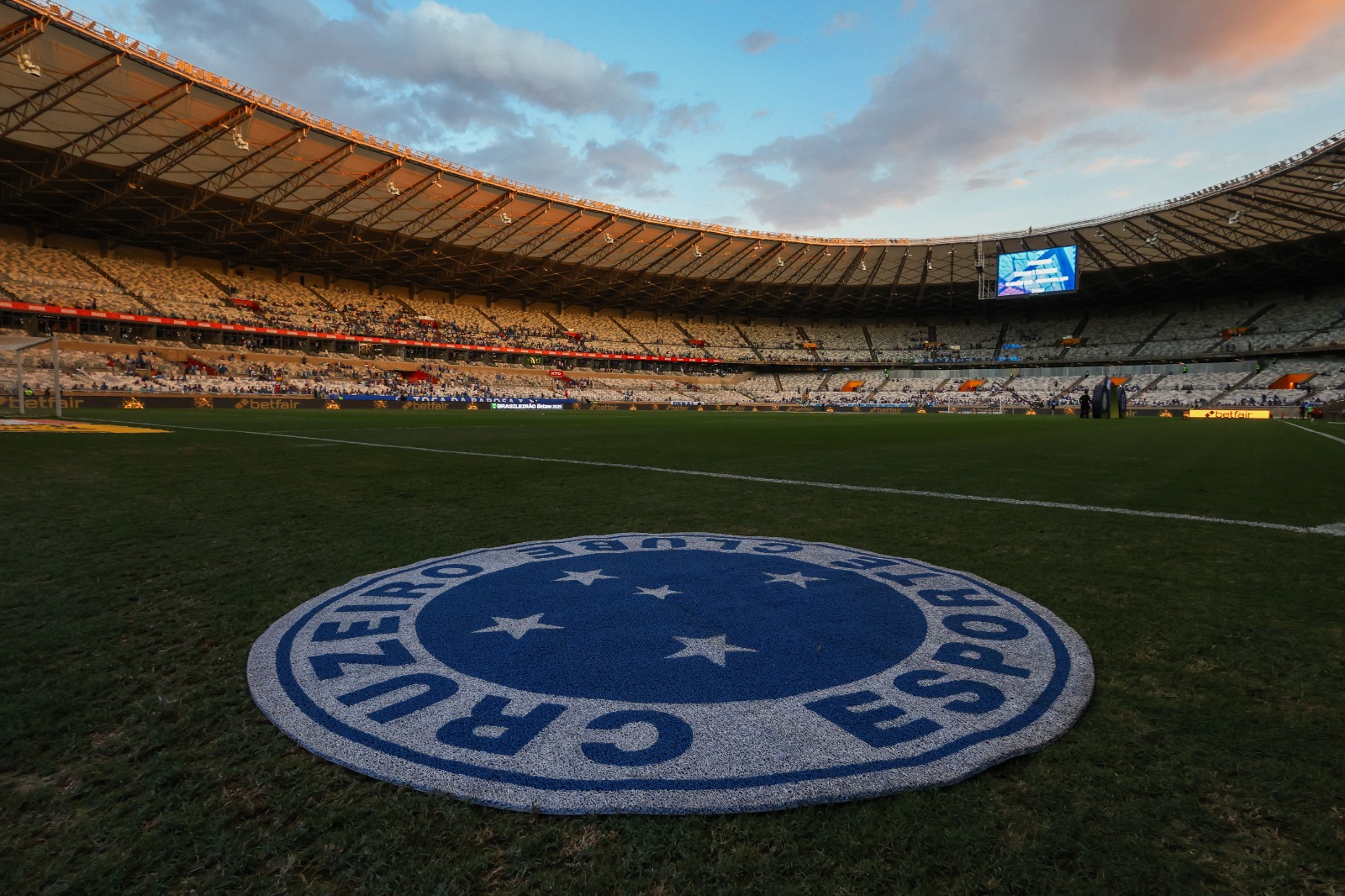 Vai ao jogo do Cruzeiro de táxi, carro por app ou caravana? Confira pontos de embarque e desembarque