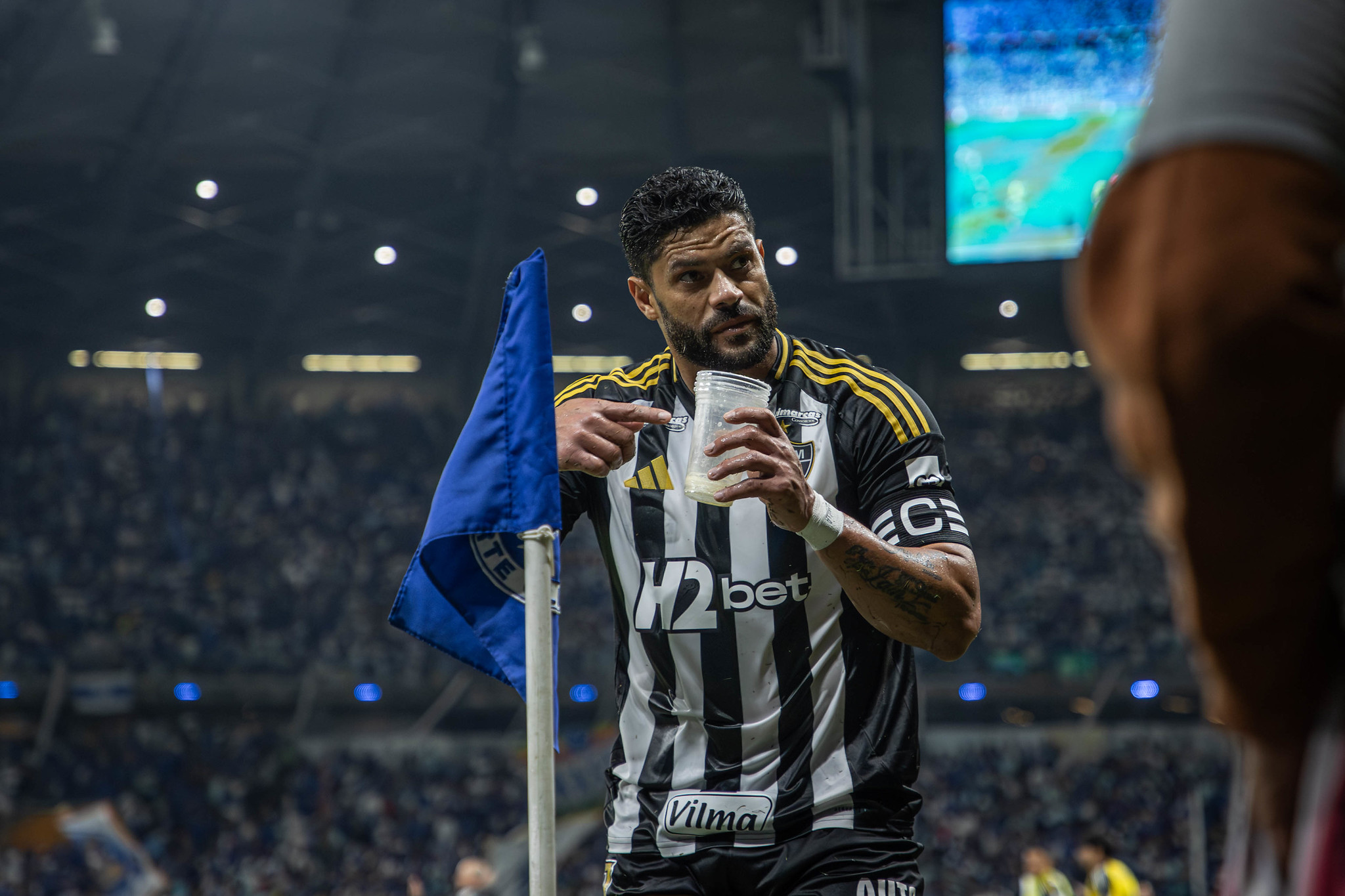 Cruzeiro será julgado por arremesso de copos em Hulk, do Atlético, no Mineirão