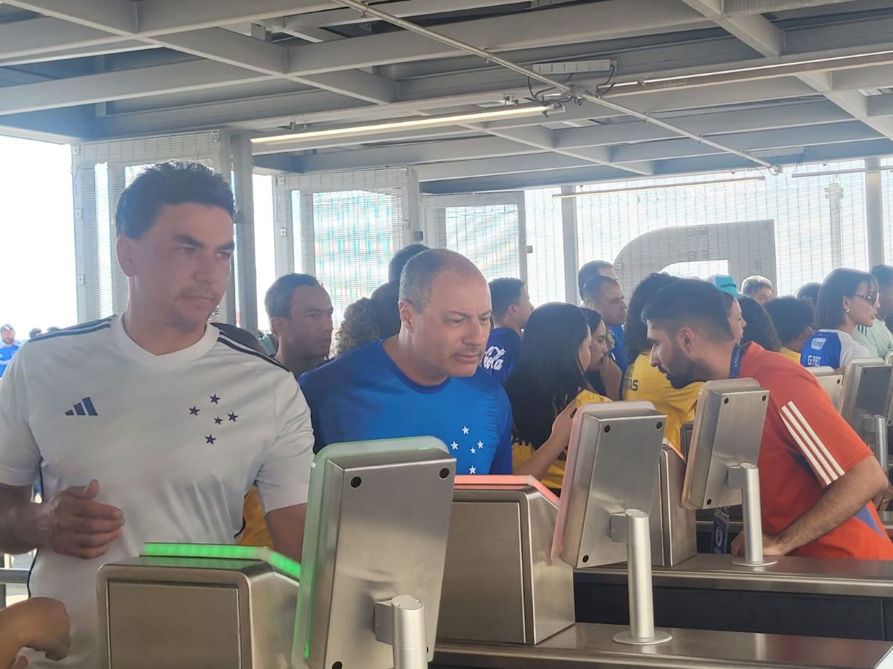 Torcedores do Cruzeiro relatam dificuldades para realizar cadastramento facial na internet