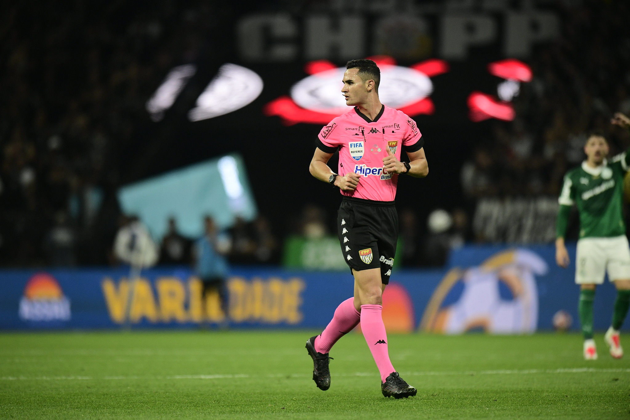 Botafogo x Cruzeiro terá árbitro de 27 anos, o mais novo da Fifa no Brasil