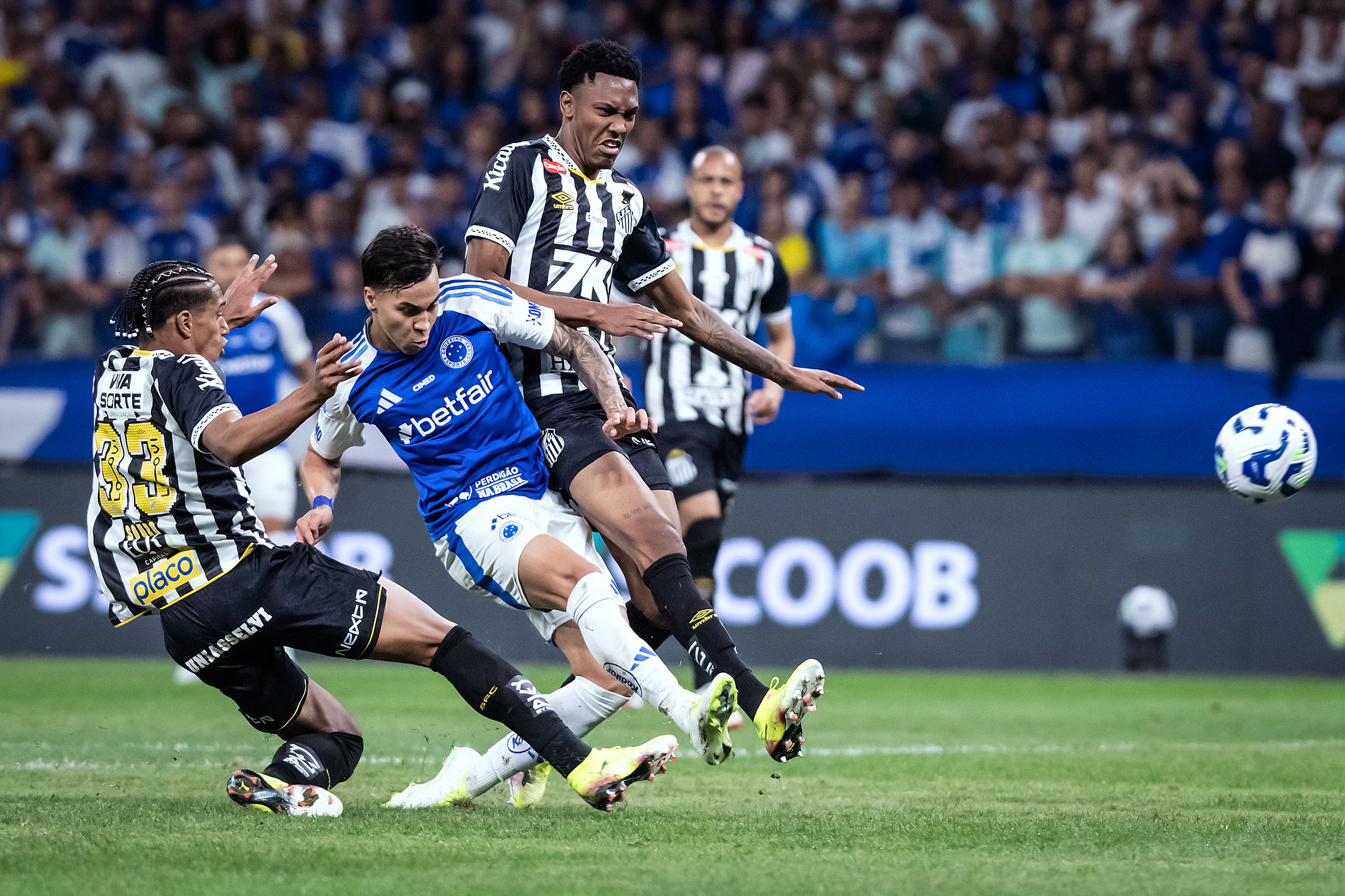 CBF divulga análise do VAR em gol anulado do Cruzeiro contra o Santos; veja
