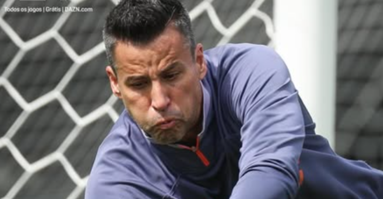 Ídolo do Cruzeiro, Fábio pode se tornar atleta com mais jogos na história