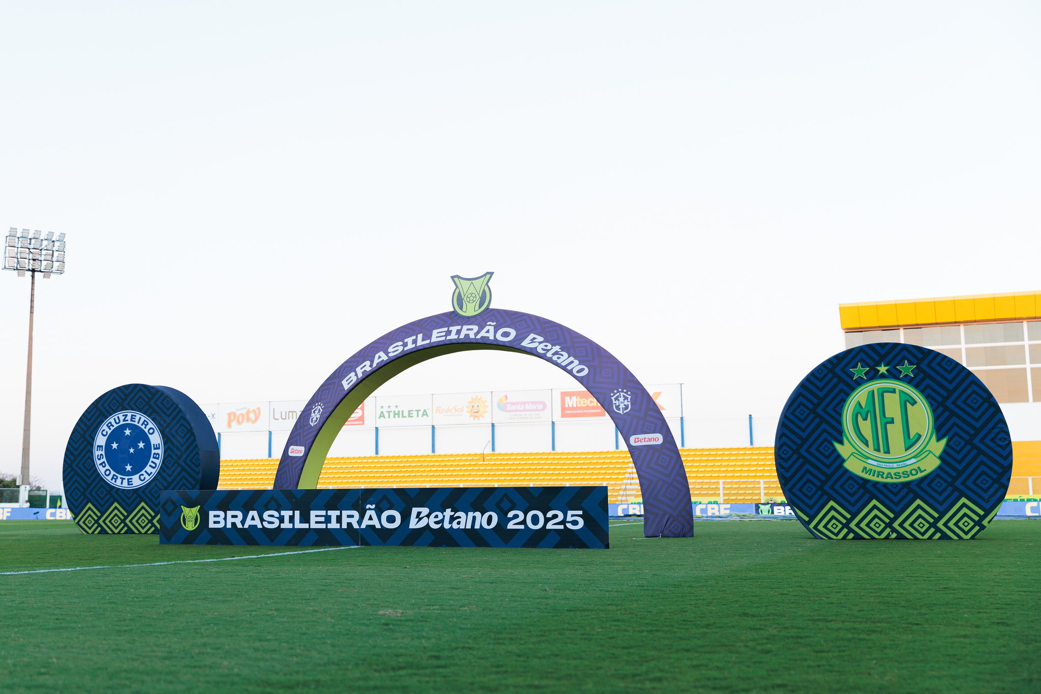 Técnico do Cruzeiro ironiza arbitragem em coletiva e no Instagram: 'Manchete de vôlei'