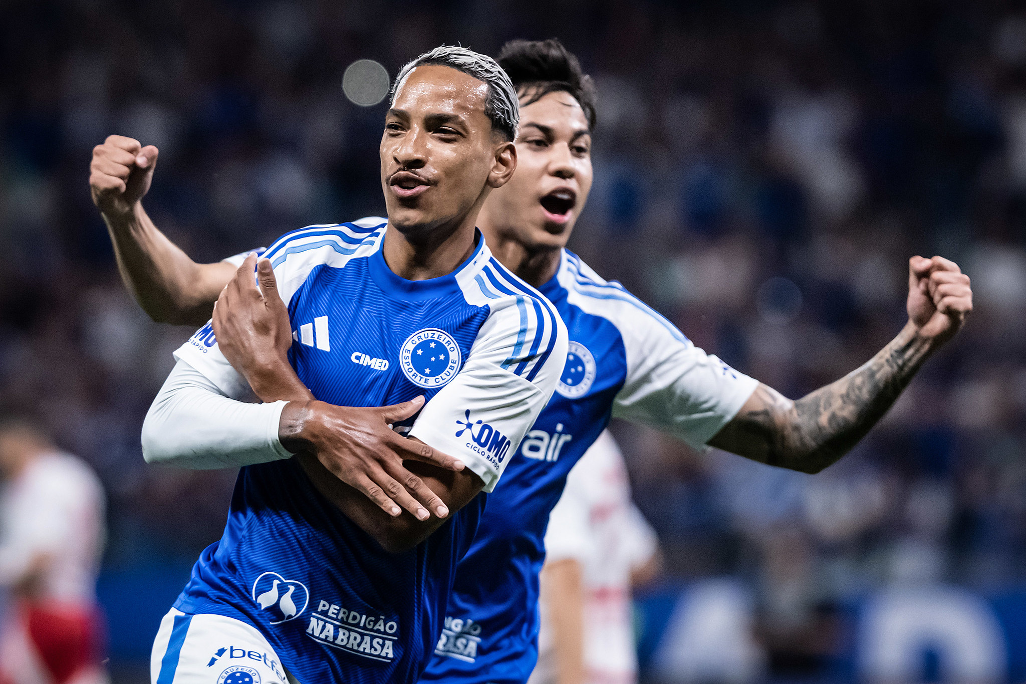 Em noite de golaços, Cruzeiro bate Inter e ganha moral para clássico com o Atlético