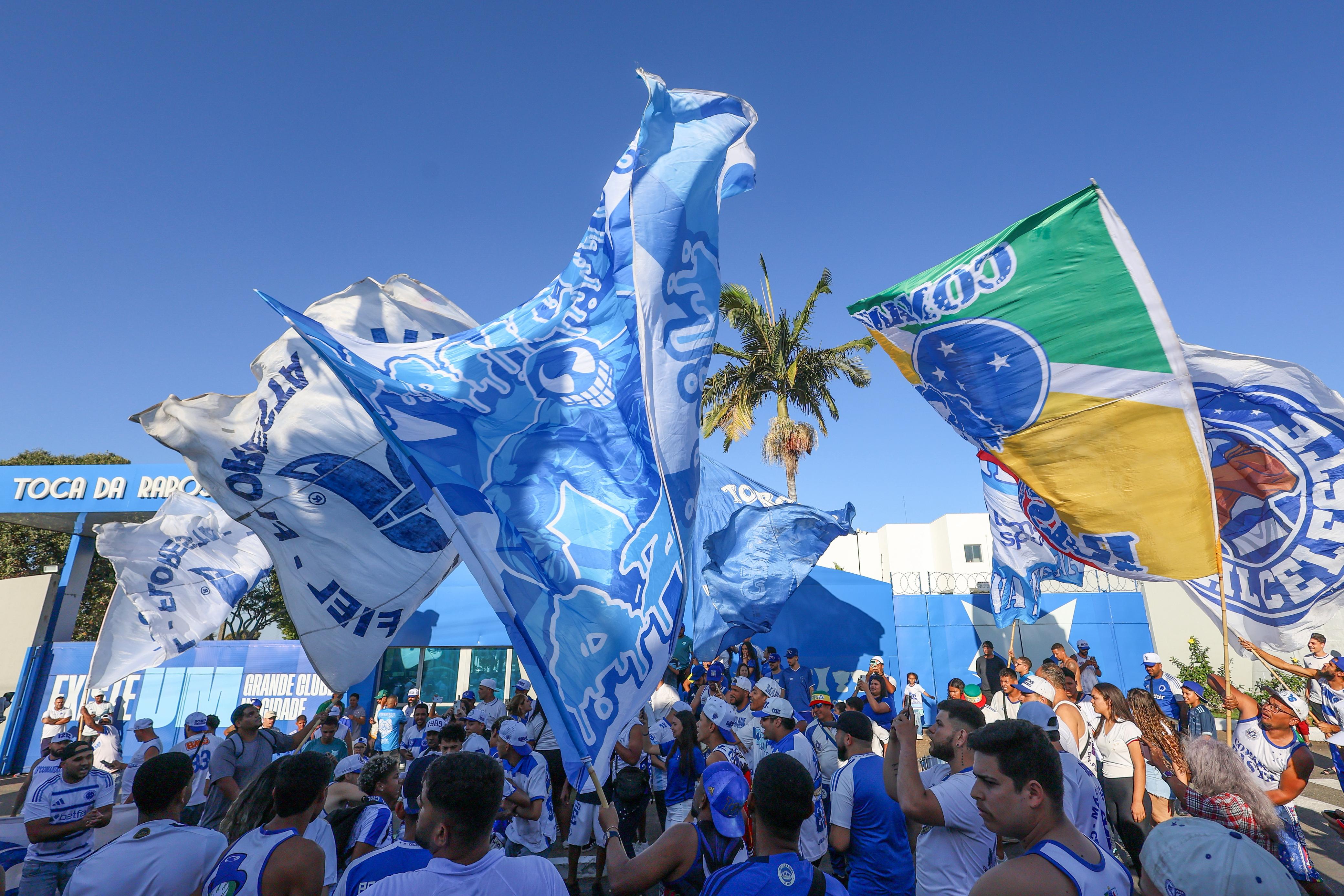 Torcida do Cruzeiro comparece na Toca da Raposa 2 para apoiar time antes da Copa do Brasil