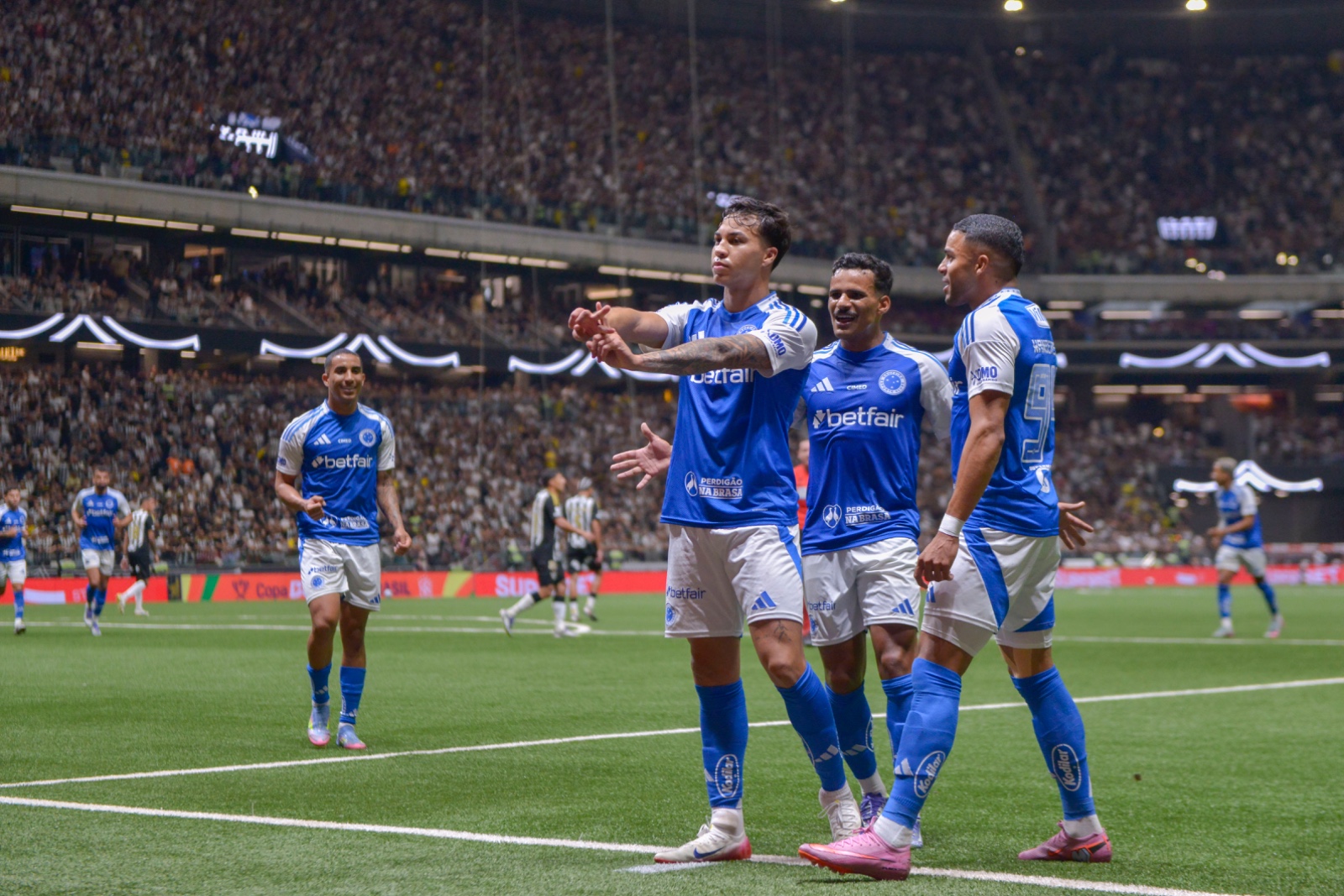 Cruzeiro se iguala ao Flamengo em número de vitórias contra o Atlético na Arena MRV