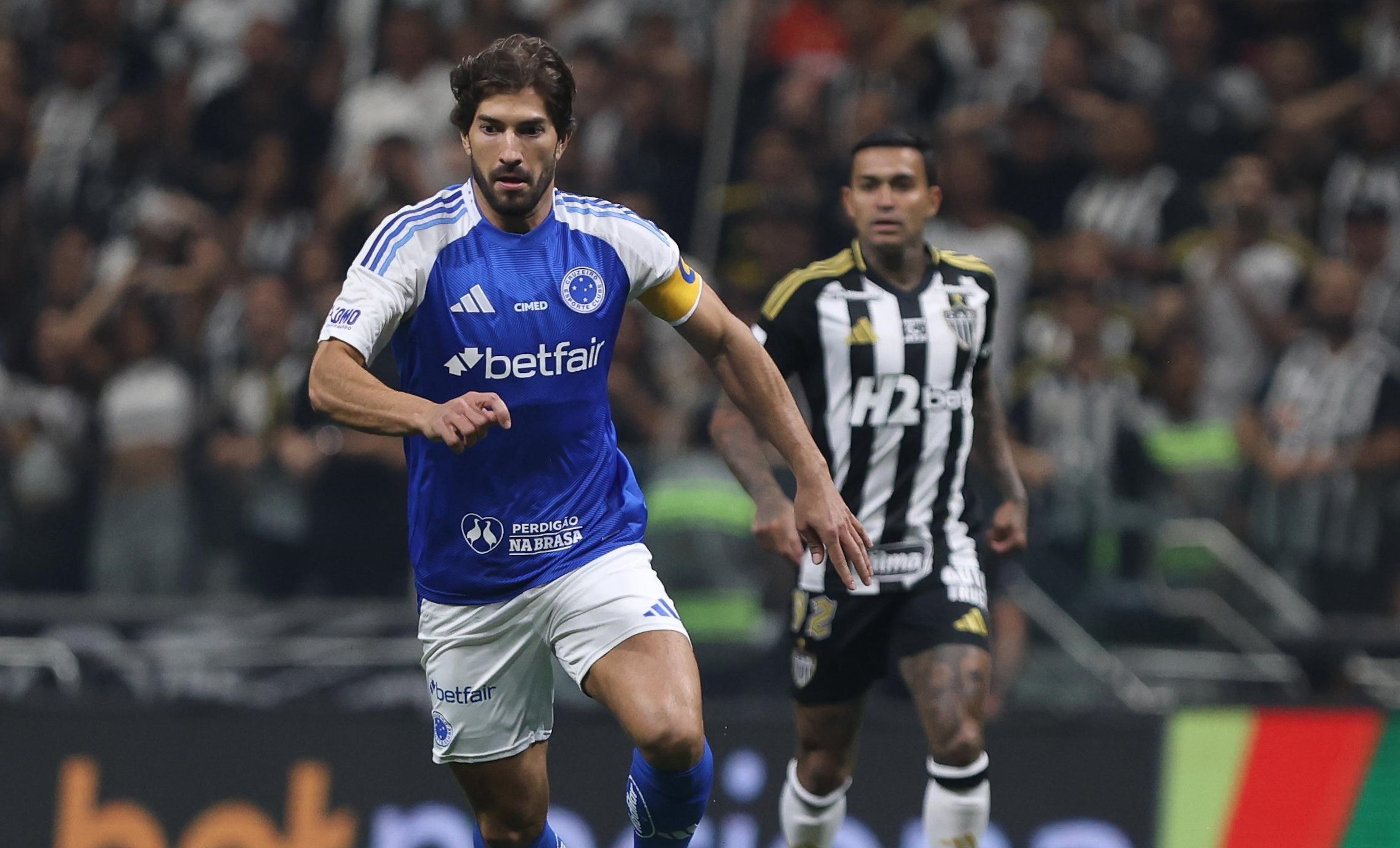 Lucas Silva celebra 300 jogos pelo Cruzeiro em vitória diante do Atlético: 'Gosto especial'
