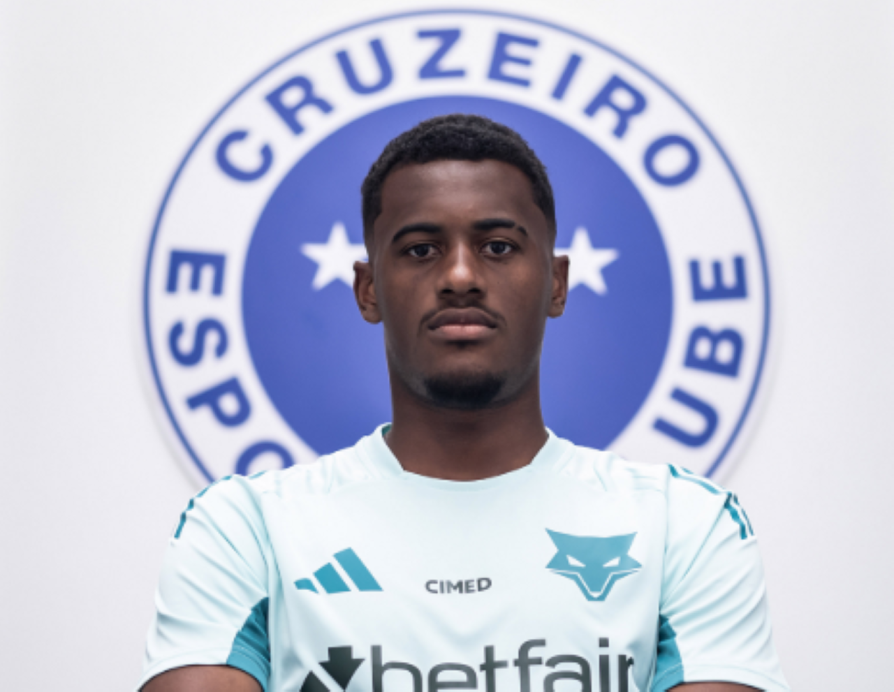 Cruzeiro anuncia renovação de contrato com zagueiro da base